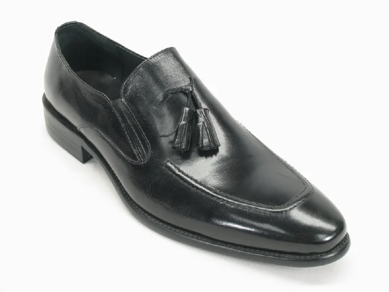 Men's loafers with a moc - toe design Men's loafers with a moc - toe design Carrucci KS099-714 Leather Tassel Loafer - Black