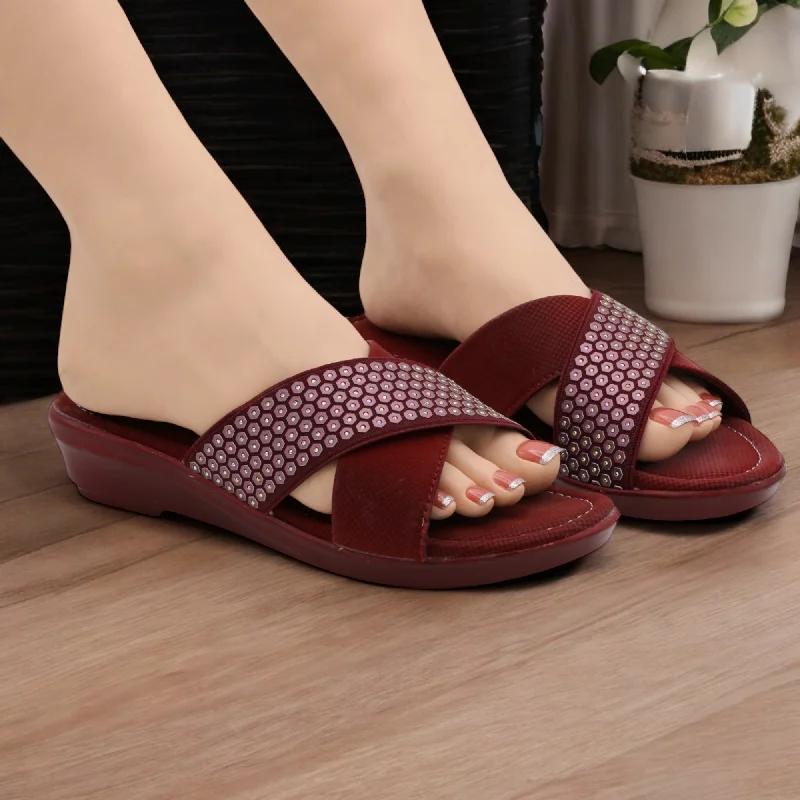 Men's slippers in a warm color like red or brown M071 cross slipper