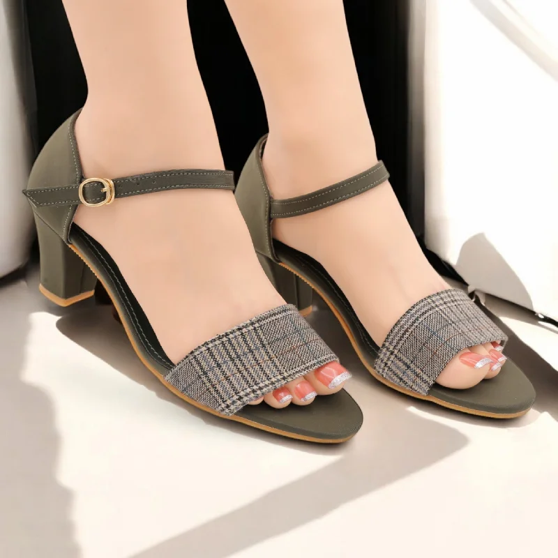 Men's slippers with a memory foam insole Check kitten heel
