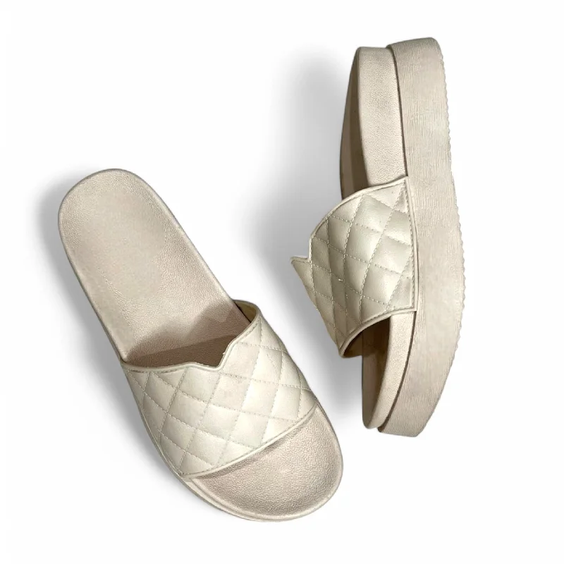 Men's slippers with a padded footbed for all - day comfort Simple slipper