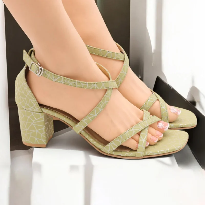 Men's slippers with a stretchy side panel for a better fit Cross strap heel