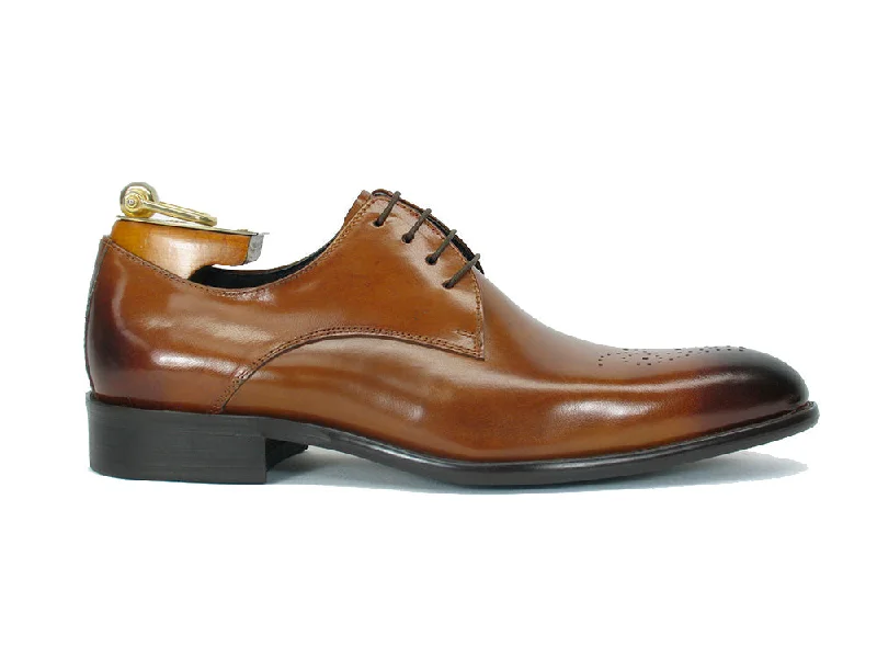 Men's formal shoes with a wingtip design Men's formal shoes with a wingtip design Carrucci KS479-04 Signature Lace-up Oxford - Cognac