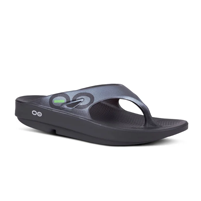 Men's sandals with a stretchy strap for a better fitMens Oofos Ooriginal in Black/Graphite
