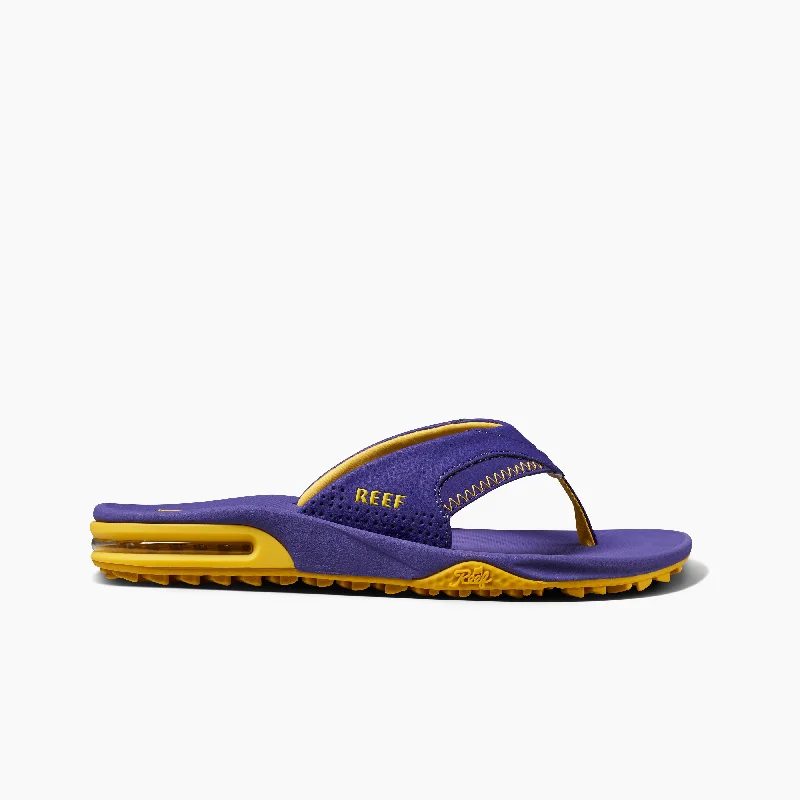 Men's sandals in a neutral color like black or brownFanning Pregame