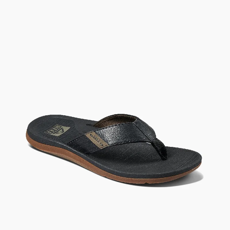 Men's sandals with a contrast stitching detailReef Santa Ana Sandal-Black