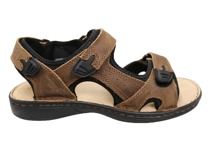 Men's sandals with a decorative buckle or charmSlatters Kingsmen Mens Comfortable Adjustable Leather Sandals