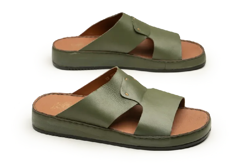 Men's slippers with a decorative pom - pom or tasselLOGO 7883 GRA