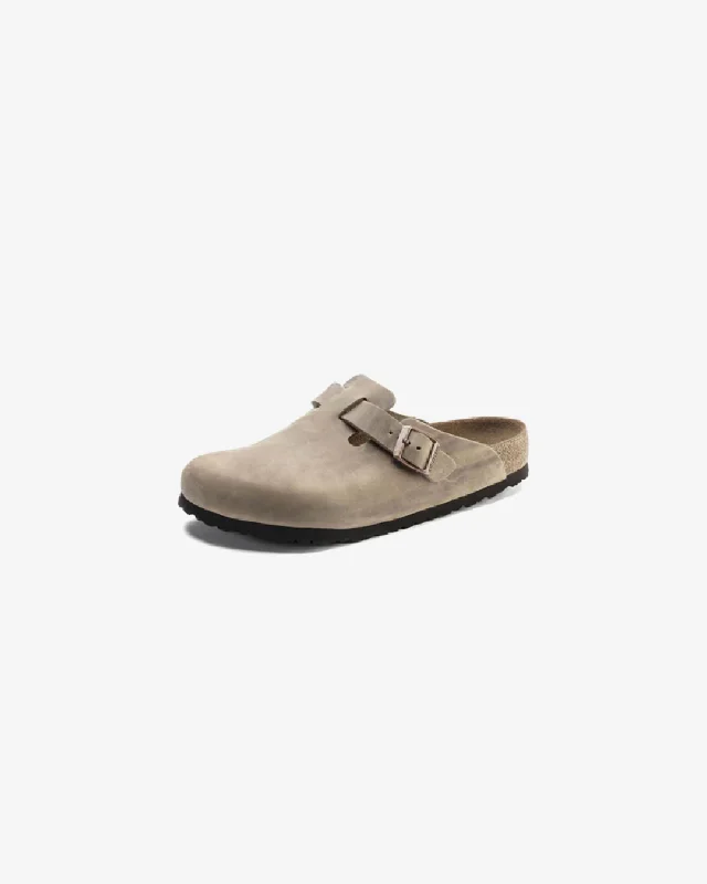 Men's slippers with a stretchy side panel for a better fitBirkenstock Boston leather 'Tobacco Brown' Slippers