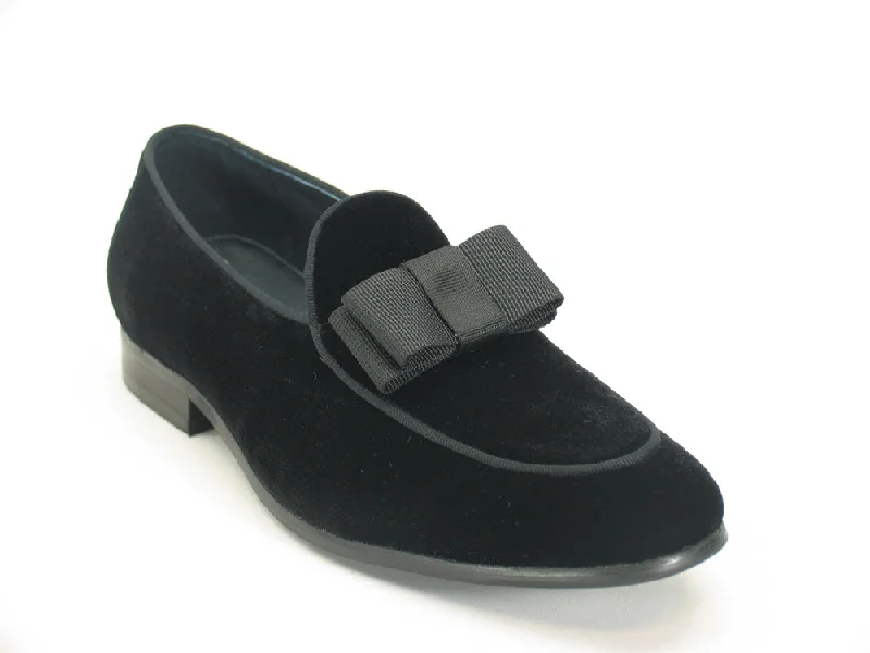 Men's loafers with a perforated leather upper for ventilationCarrucci KS525-102V Velvet Prom Loafer - Black
