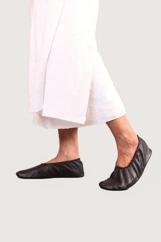 Men's slippers in a warm color like red or brownFull Grain Stretchable Short Leather Socks