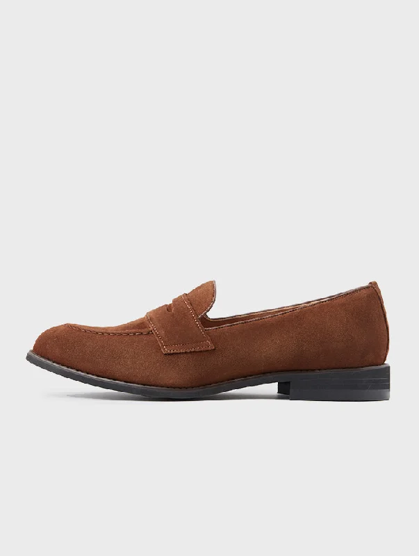 Men's loafers with a tassel front for a classic lookHamel’s Camel