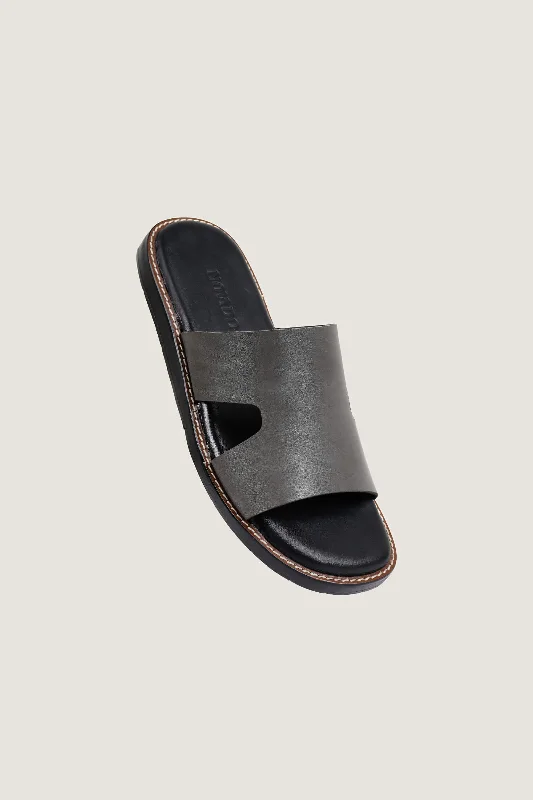 Men's slippers with a non - slip outsole for safetyMen's Leather Slipper