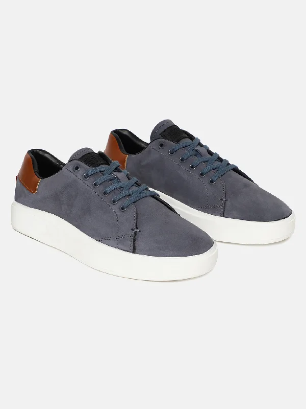 Men's casual shoes with a low - profile designMen's Navy Colorblock Shoes