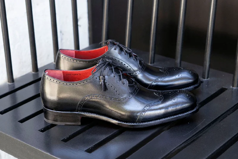 Men's Oxfords with a lace - up closure and a narrow fit"Stephen" Burnished Calfskin Lace-Up Spectator Oxford Black