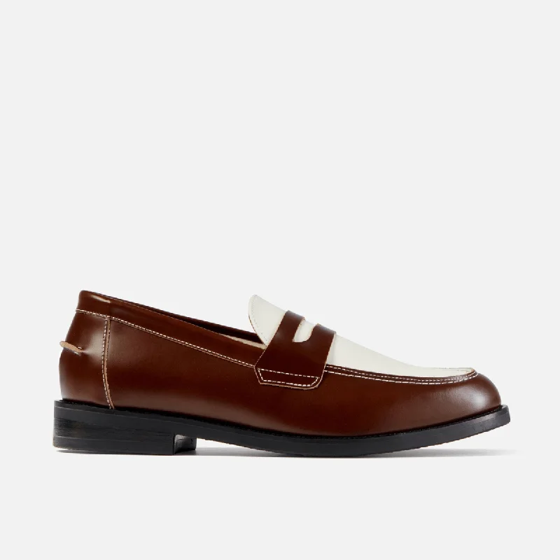 Men's loafers with a decorative buckleWilde Chestnut + White Penny Loafer - Men's
