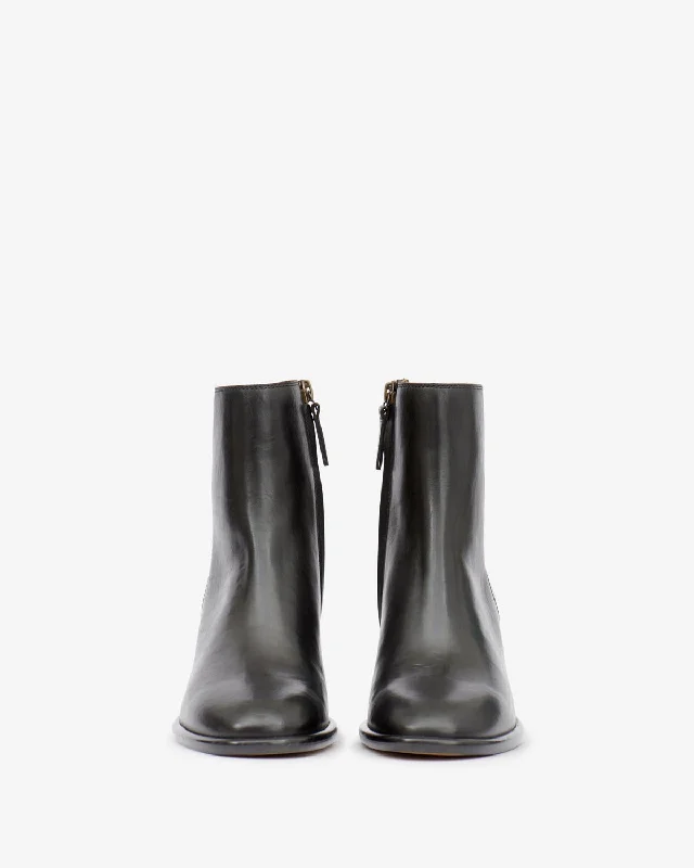 Minimalist men's ankle boots for a modern aestheticJulda Low Boots