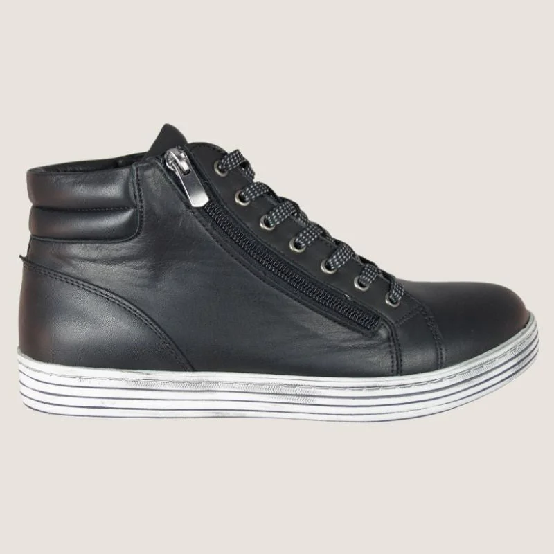 Lace - up men's ankle boots with a distressed finishCabello Urban Boot