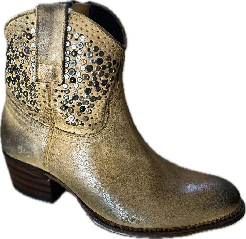 Men's western boots with a concho - studded strap and a pointed toe862 Debora