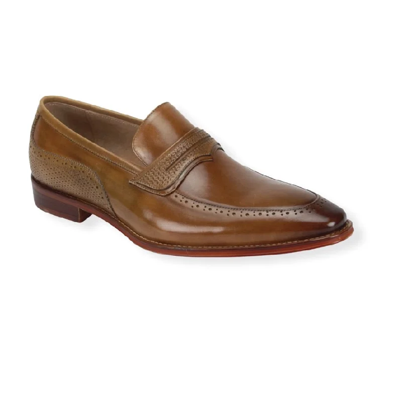 Men's formal shoes with a wingtip designGIOVANNI: KRIS
