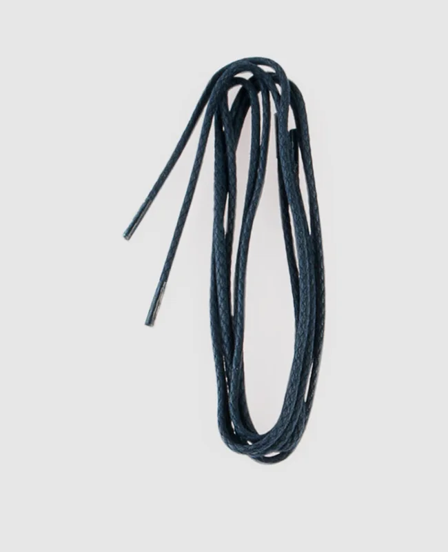 Suede men's boat shoes for a softer textureQuality round shoe laces - Marine