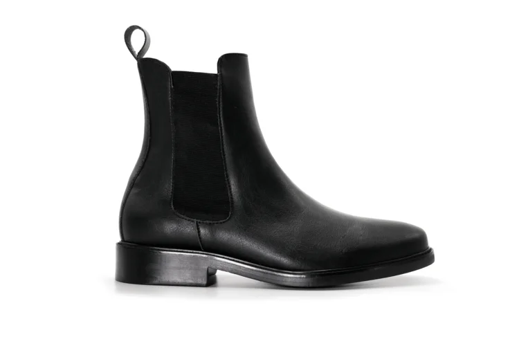 Men's formal shoes with a low - heeled design'New Lover' classic chelsea boot in high-quality vegan leather by Brave Gentleman - black